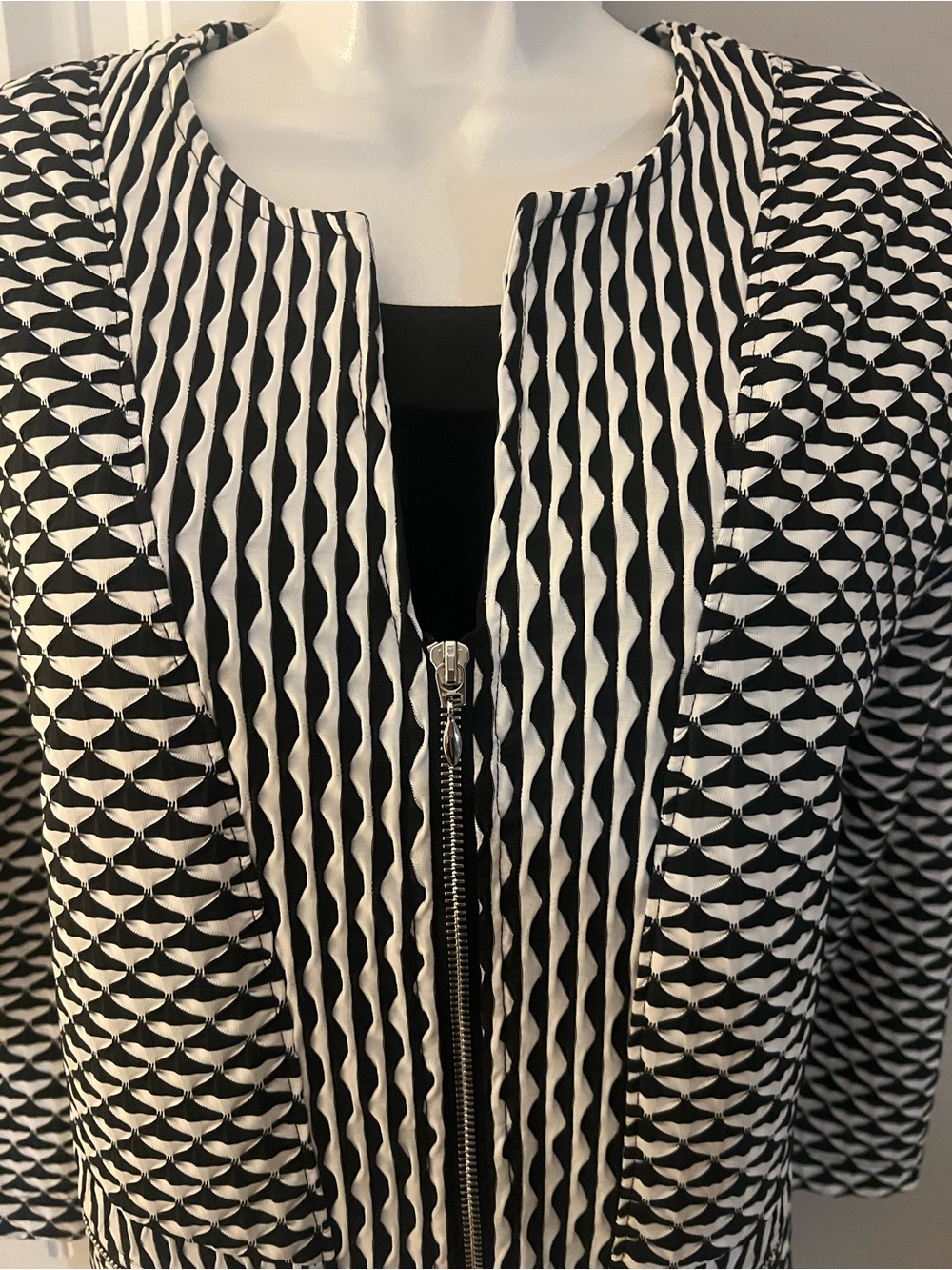 Travelers by Chico’s Black White Geometric 3D Pattern Zip Jacket Size 2/L/12 - Picture 2 of 12